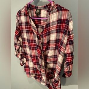 Bobeau Flannel wrap top Medium, button sleeve. Super cute!